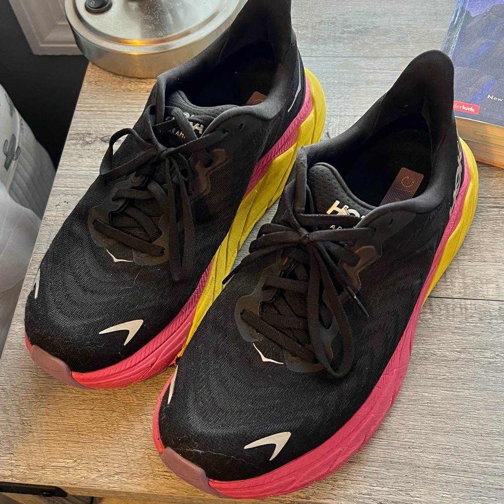 Hoka - Arahi 6 Women’s 9